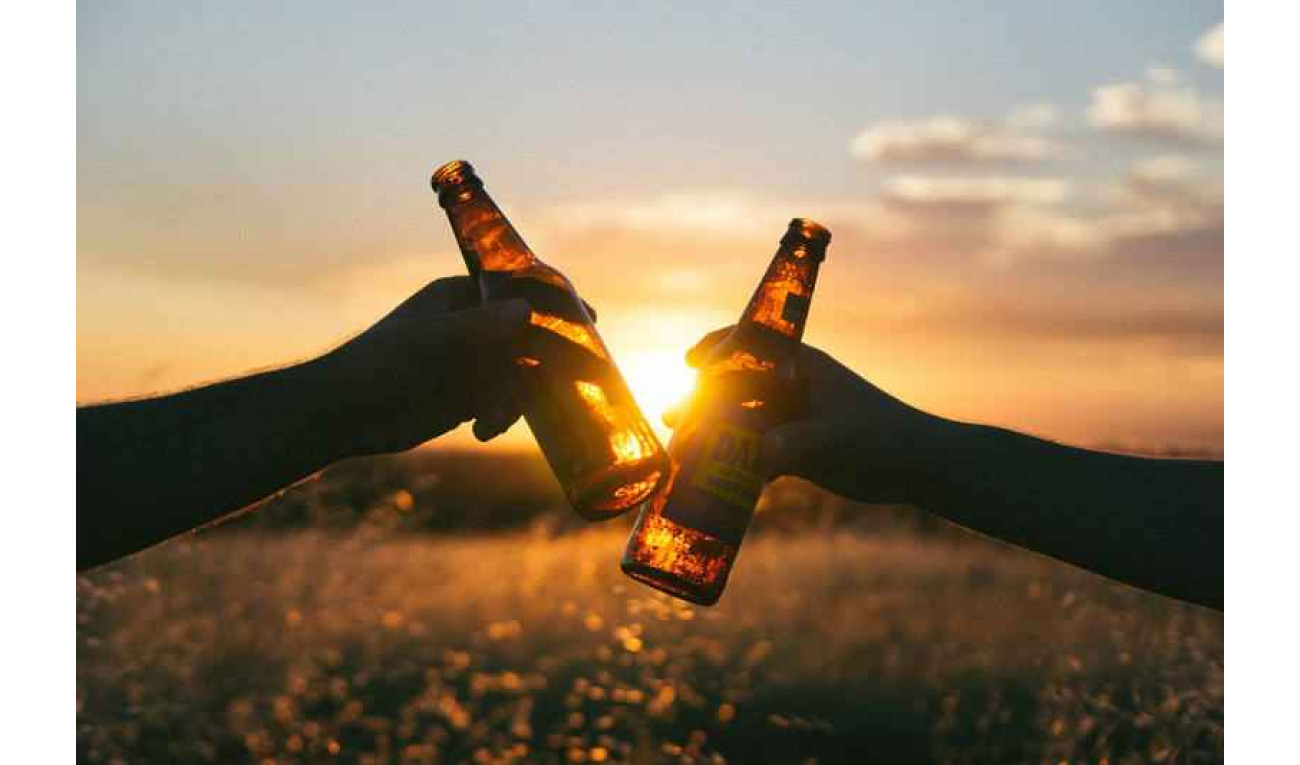 6 razões para beber cerveja sem culpa (mas com conta, peso e medida)