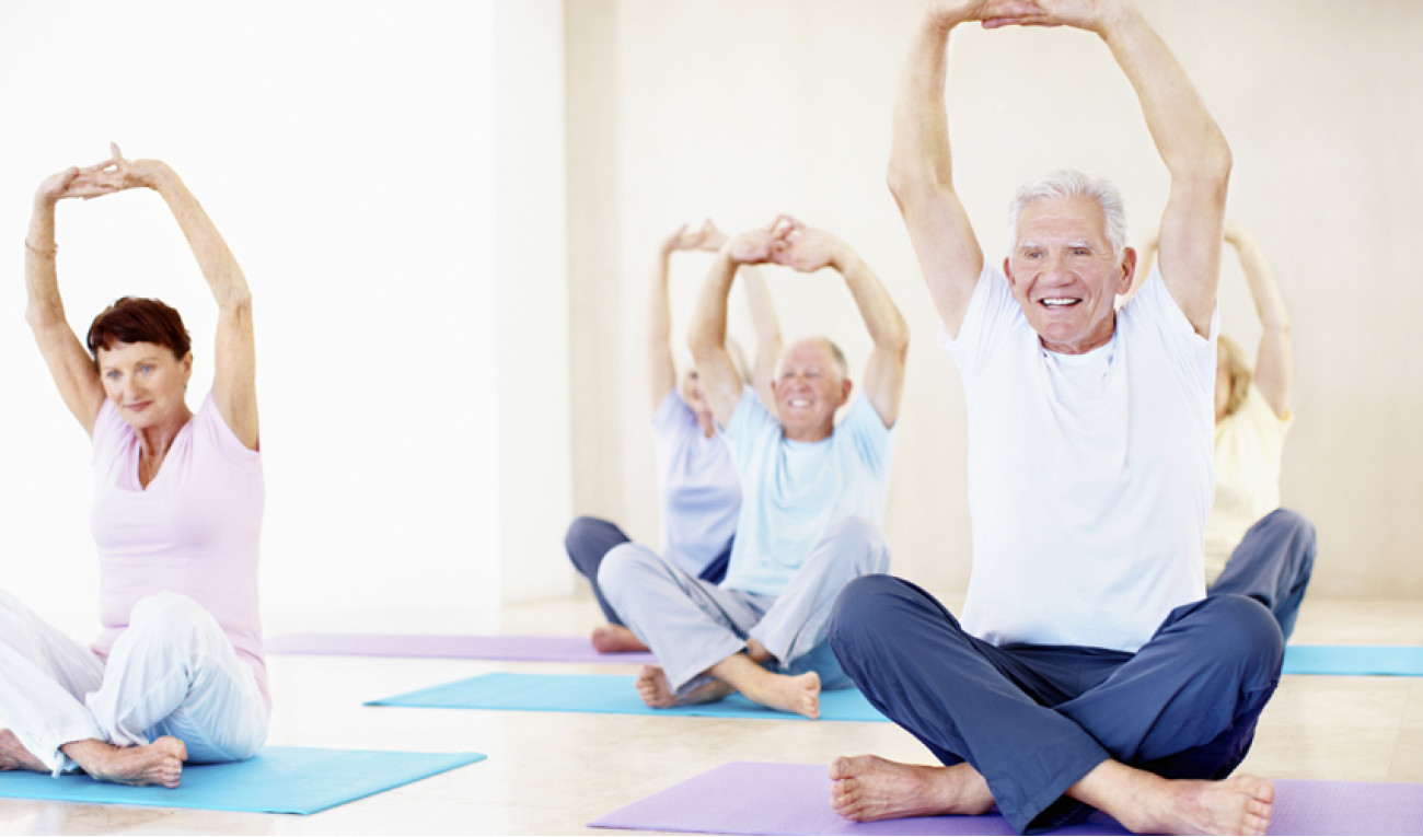 Exercícios De Yoga De Caráter Masculino Idosos. Idoso Que Se