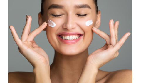 Qual é a rotina certa para cuidar da pele do rosto?