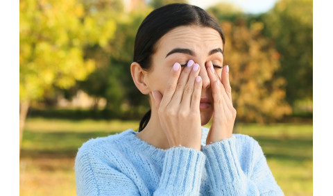 Vê flashes luminosos ou pontos de luz que se mexem? Saiba se é motivo para preocupação!